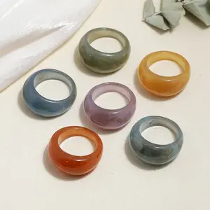 Großhandel ring frauen plain-Hochwertige Retro bunte Luxus Frauen einfache transparente klobige Harz Acryl Ring DIY