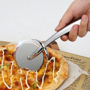 Utensilio de Cocina: Cortador de Pizza de Aleación de Zinc con Rueda de Corte Suave y Mango Metálico - Product Image 1