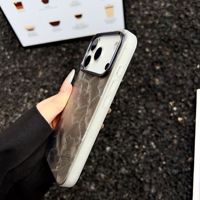 Farbenfrohe Farbverlauf-Aurora-Laser-Feder-Print Handyhülle mit galvanisiertem großem Kamera-Stoßfänger aus PC für iPhone 15 16 17 Pro Max