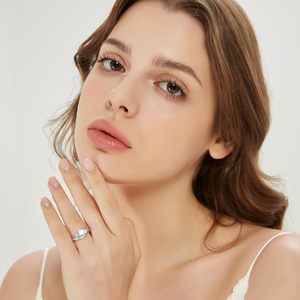 本物の1CTモアッサナイトまたはシミュレートされたダイヤモンドエンゲージメントリング女性用クラシックな3つのストーンスタイルのスワールラップルック - Product Image 5
