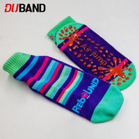 Chaussettes de trampoline personnalisées de qualité supérieure avec logo en silicone personnalisé, chaussettes antidérapantes pour les aires de jeux intérieures