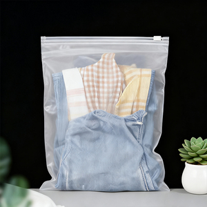 可重复使用的定制印花磨砂聚乙烯拉链袋防潮服装包装，带拉链封口 - Product Image 4