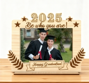 ของที่ระลึกสลักลายรักษ์โลกสำหรับนักเรียนชั้นมัธยมปี 2026 พร้อมกรอบรูปไม้ตั้งโต๊ะสำหรับเป็นของขวัญรับปริญญา - Product Image 4