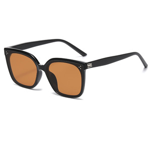 Gafas de Sol de Alta Gama con Montura Grande Negra, Protección UV400 para Hombres con Rostros Cuadrados y Redondos, Montura Elegante de PC, Lentes AC con Remaches de Puntos - Product Image 3