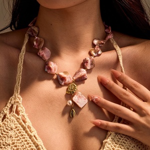 Colliers de créateur durables en gros, personnalisés, en perles de conque, bijoux fins, pendentifs en acier inoxydable, colliers tendance pour femmes - Product Image 1
