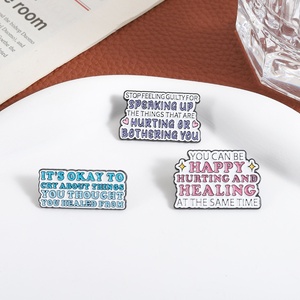 Broche de Estilo Cálido <span class=keywords><strong>y</strong></span> Reconfortante con <span class=keywords><strong>Palabras</strong></span> Inspiradoras, Insignia Pintada en Inglés Europeo-Americano, Accesorio de Ropa Versátil - Product Image 2