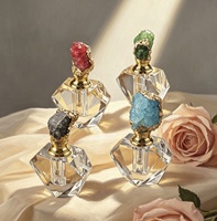 Bouteille de parfum en cristal naturel en gros, flacon en pierre brute avec bouchon en pierre précieuse et corps en verre