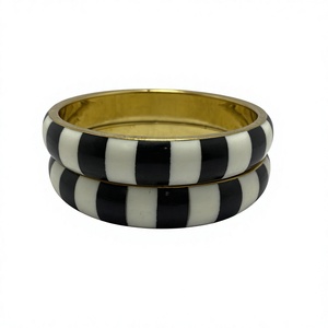 Exquisito Juego de Brazaletes de Latón Hechos a Mano con Baño de Oro para Bodas - Diseño Unisex de Moda de la India - Product Image 1