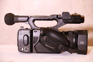 Caméra vidéo Panasonic UX90MC (AG-UX90) 4K avec zoom 15x, en bon état, utilisée <span class=keywords><strong>pour</strong></span> les mariages et les événements - Product Image 2