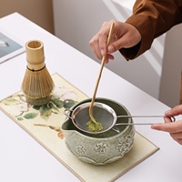 Produit transfrontalier très vendu : Bol à matcha en céramique Dehua de style japonais, motif lotus en relief et fleur de cerisier, fouet à matcha et outil à thé