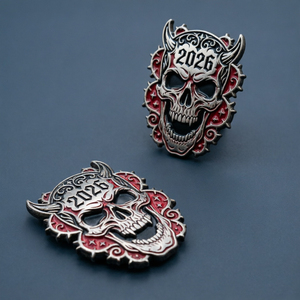 Distintivo a forma di teschio cornuto in lega di zinco pressofusa, smaltato morbido, placcato nichel nero, personalizzato all'ingrosso per eventi di Halloween - Product Image 1