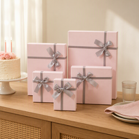 Boîte cadeau rose tendance 2026, luxe discret, avec nœud en ruban de satin, emballage rigide, logo personnalisé, marque privée, pour anniversaire