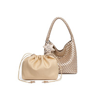 Tas Tote PU Anyaman Poliester Warna Champagne Gold Model Gun Same Style dengan Gantungan Bintang, Kapasitas Besar, Fashionable, Selempang