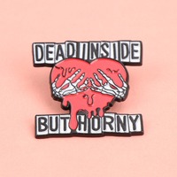 Pin esmaltado con la frase 'Dead Inside but Horny', broche de corazón gótico