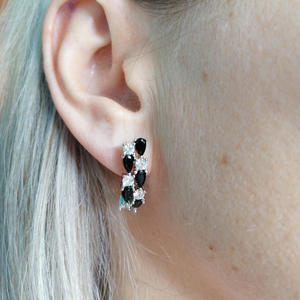 Elegantes Pendientes Huggie Chapados en Oro Blanco con Circonita Negra y Circonita Redonda con Engaste de Garra para Mujer, Joyería de Fiesta, Estilo Moderno - Product Image 4