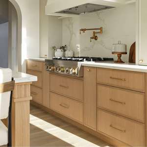 خزائن مطبخ فاخرة وعصرية من CBMmart بتصميم شيكر أمريكي، مصنوعة من خشب البلوط الأبيض الصلب، مناسبة للفلل والمنازل المخصصة - Product Image 4