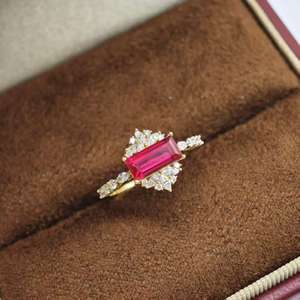 แหวนเพชรและทับทิมสังเคราะห์ 14k จาก UM jewelry เหมาะสำหรับทุกเพศทุกวัย สวมใส่ได้ทุกวัน หรือเป็นของขวัญวันครบรอบแต่งงาน - Product Image 2