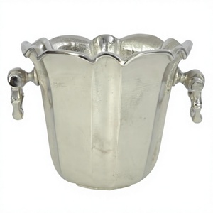 Seau à glace en métal au design moderne, personnalisable et durable, refroidisseur à champagne et à vin avec poignées, finition argentée, en aluminium - Product Image 1