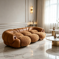 Canapé de salon en tissu trois places incurvé, design de luxe léger et artistique, conçu sur mesure pour villas et grandes maisons.