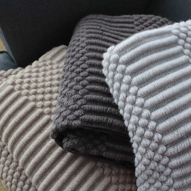 Coperta da tiro per divano grigio da viaggio in Hotel nordico lavorato a maglia con coperta per Hotel con nappe