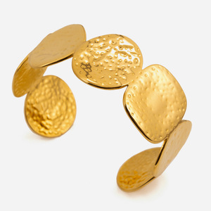 Brazalete Abierto Redondo Dorado Martillado, Joyería para Mujer, Regalo, Accesorio de Moda - Product Image 1