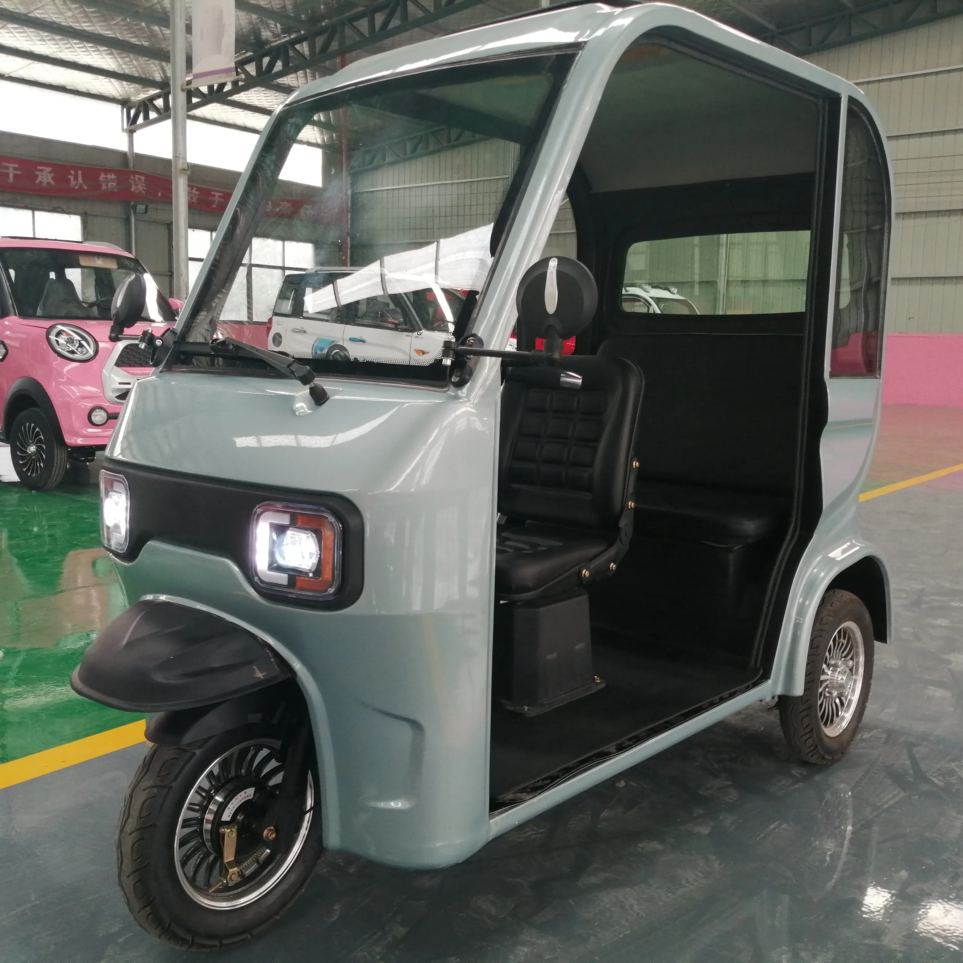 Manufacturer sales cheap price 800W three-wheel 3 seat semi-enclosed electric passenger tricycle scooter for adults in China