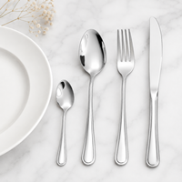 Ensemble de couverts modernes en acier inoxydable, cuillère, fourchette, couteau, passe au lave-vaisselle, passe au micro-ondes, aspect sophistiqué pour usage en restaurant