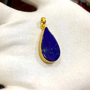 Pendentif en pierre précieuse naturelle Lapis Lazuli plaqué or en forme de goutte, fait main, pierre bleu profond, pour femme, style vintage, pour mariage et fête - Product Image 1