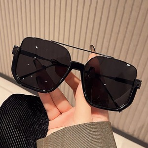 Lunettes de soleil unisexes à monture métallique noires, double pont, grandes carrées, protection UV400, verres PC, pare-soleil de classe 2, style rétro - Product Image 4