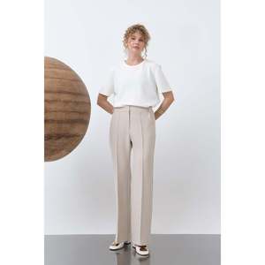 Pantalon décontracté côtelé beige Puane pour femme, coupe confortable et détails de coutures élégants pour un style au quotidien - Product Image 1