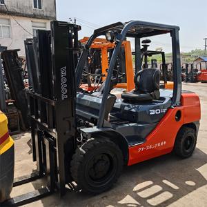 Montacargas Diésel Usado Toyota FD30 de 3 Toneladas, Excelente Rendimiento y Gran Eficiencia de Trabajo, Neumáticos Sólidos, Desplazador Lateral Hidráulico - Product Image 4