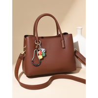 Sac à bandoulière carré structuré en cuir PU imperméable de couleur unie pour femme avec poignée supérieure et fermeture éclair, portable, avec breloque