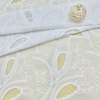 Tissu brodé 3D blanc ajouré en forme de feuille, broderie lourde directe usine, idéal pour rideaux, housses de coussin, et projets DIY