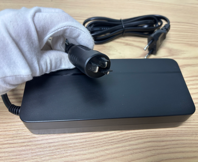 OEM 42V 4A E-Bike Fast Charger Compatible with Bosch 36V Battery LED Indicator EU US Plug Custom Logo CE