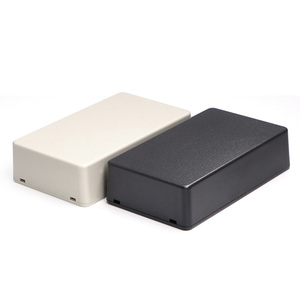 กล่องเชื่อมต่ออิเล็กทรอนิกส์แบบมีบานพับ ทำจากพลาสติก ABS มาตรฐาน IP54 ขนาด 101x61x26 มม. ปรับแต่งได้สำหรับมิเตอร์ แบตเตอรี่ ใช้งานกลางแจ้ง สีดำ สีขาว รับผลิตแบบ OEM - Product Image 1
