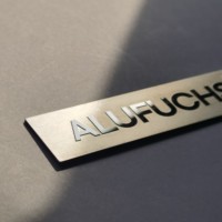 Plaque signalétique en acier inoxydable gravée sur mesure avec logo en relief, surface miroir, étiquette adhésive en métal