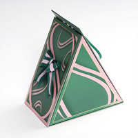 Luxuriöse Dreieckige Handgefertigte Starre Papier-Geschenkbox UV-Bedruckt mit Griff Individuelles Logo Pyramidenförmige Kartonverpackung für Hochzeitsgeschenke
