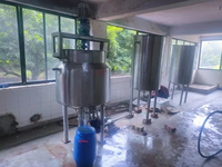 Cuve de réaction chimique industrielle en acier inoxydable à double enveloppe avec agitateur motorisé supérieur pour mélange intensif