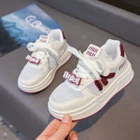 Sepatu Sneakers Jaring Tunggal Anak-anak Musim Semi dan Musim Panas Baru Sol Lembut Bernapas Anti-Selip Modis Sepatu Olahraga Kasual Putih.