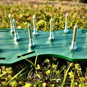 Chaussures d'aérateur de pelouse avec deux sangles sur le cou-de-pied pour aérer efficacement le sol de la pelouse, outil d'aérateur de pelouse taille unique - Product Image 4