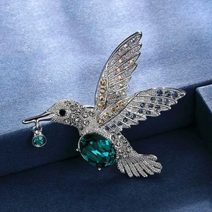 Broche Corsage Perle Féminine Haut de Gamme, Exquise Épingle Anti-Décolleté en Cristal Zircon, Nouveau Style, Lettre Plaqué Or, Petit Cadeau Parfumé - Product Image 5