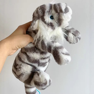 Peluche Sacha Snow Tiger Jellycat, Morbido Cuscino a Forma di Tigre Bianca, Regalo per Bambini, Vendita all'Ingrosso - Product Image 4