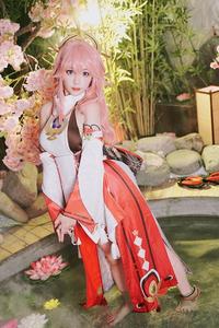 <span class=keywords><strong>Peluca</strong></span> de Cosplay de <span class=keywords><strong>Yae</strong></span> <span class=keywords><strong>Miko</strong></span> de Genshin Impact, Sintética, Resistente al Calor, de 80 cm, Color Rosa, para Mujer, Ainizi - Product Image 2