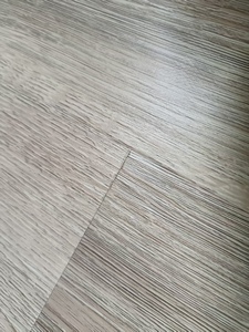 Suelo Vinílico de Lujo SPC con Acolchado de Ixpe de 5 mm y Micro Bisel, Sistema de Clic Híbrido - Product Image 4