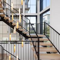 Escalier monopoutre architectural pour intérieur contemporain avec ingénierie de précision et profil épuré