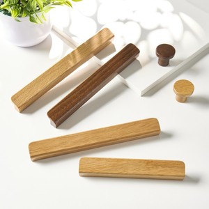 Maniglie Lunghe in Legno di Noce Nero Stile Nordico, Maniglie per Mobili in Legno, Maniglie per Ante di Armadi, Pomelli per Cassetti in Quercia - Product Image 2