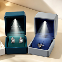 Boîte à bijoux personnalisée multicolore avec logo en matériau personnalisé et lumière LED pour bague de fiançailles, collier, pendentif, boucles d'oreilles, emballage en gros