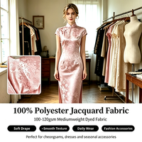 Tissu jacquard en polyester de poids moyen, personnalisable en usine, pour vêtements, base douce et résistante pour robes, blazers, jupes et autres articles vestimentaires pour femmes.
