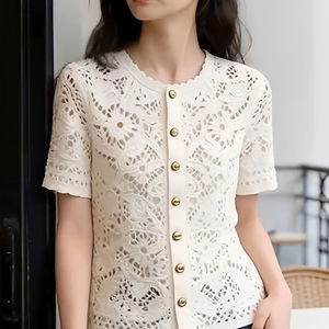 Camicetta da donna estiva 2026 <span class=keywords><strong>bianca</strong></span>, stile francese, dolce e versatile, con scollo rotondo, monopetto, a maniche corte, con motivo geometrico e dettagli traforati - Product Image 4