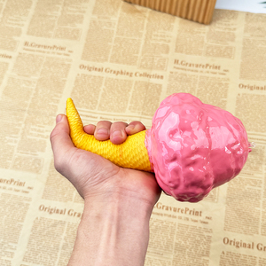 Modèle d'ornement de bureau et cadeau, en forme de jouets mignons, représentant un délicieux gelato crémeux et moelleux, crème glacée à la vanille et cornet gaufre, thème boutique de desserts - Product Image 5